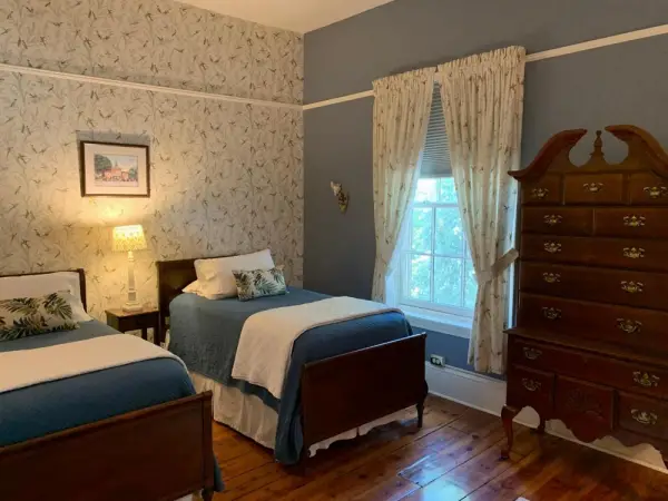 The Lily Inn - Burlington 10